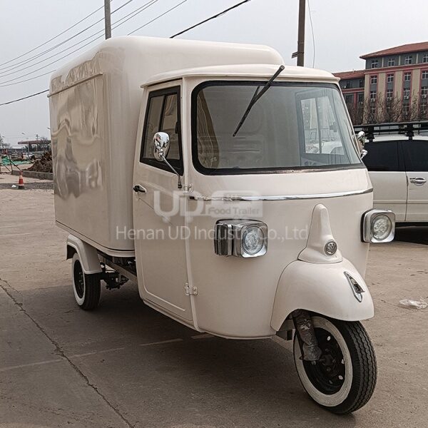 Mini Hot Dog Carts: A Convenient Stop for Street Food