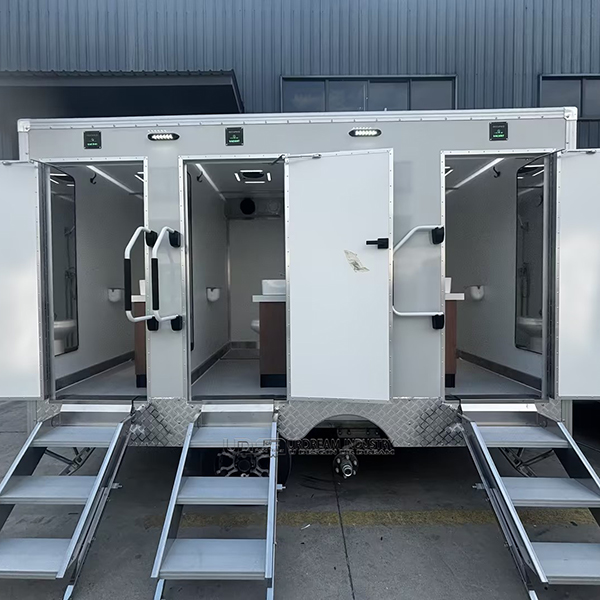 12.5FT White 3 Stall White Luxury Restroom Trailer