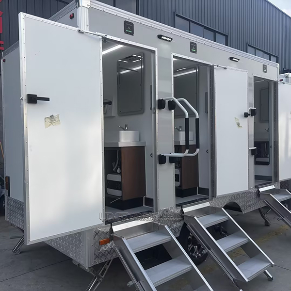 12.5FT White 3 Stall White Luxury Restroom Trailer